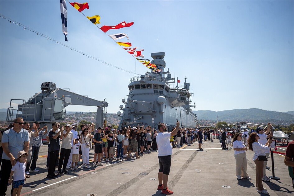 Флагман ВМС Турции TCG Anadolu вызвал большой интерес у посетителей фестиваля TEKNOFEST Mavi Vatan