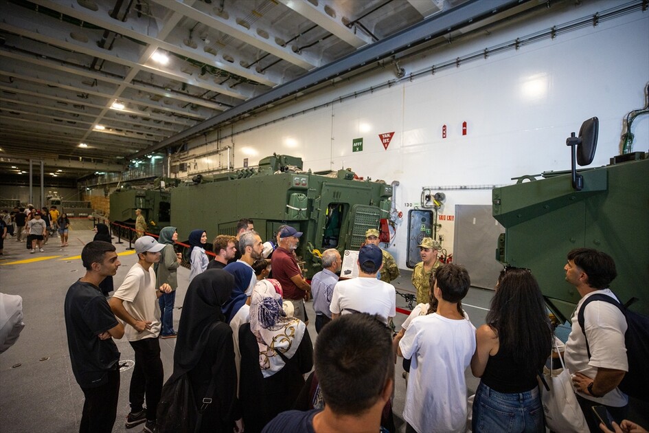 Флагман ВМС Турции TCG Anadolu вызвал большой интерес у посетителей фестиваля TEKNOFEST Mavi Vatan