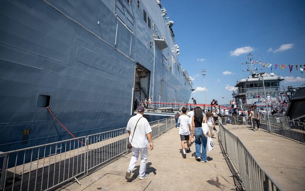 Флагман ВМС Турции TCG Anadolu вызвал большой интерес у посетителей фестиваля TEKNOFEST Mavi Vatan