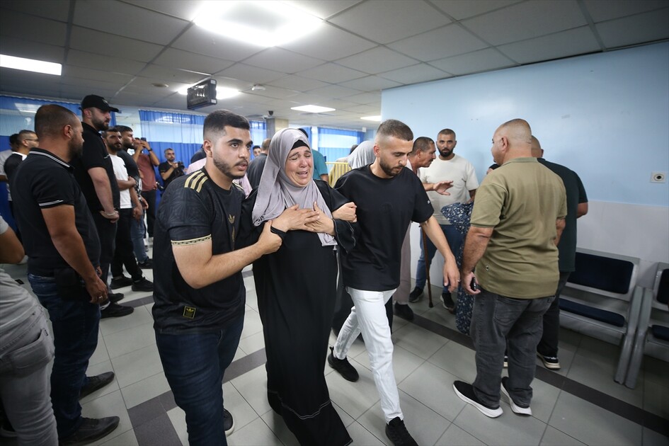 الضفة.. مستوطنون يقتلون فتى فلسطينيا أمام منزله في الخليل
