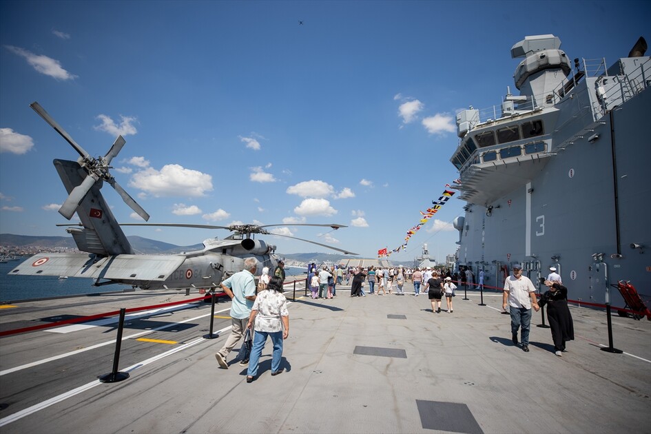Флагман ВМС Турции TCG Anadolu вызвал большой интерес у посетителей фестиваля TEKNOFEST Mavi Vatan