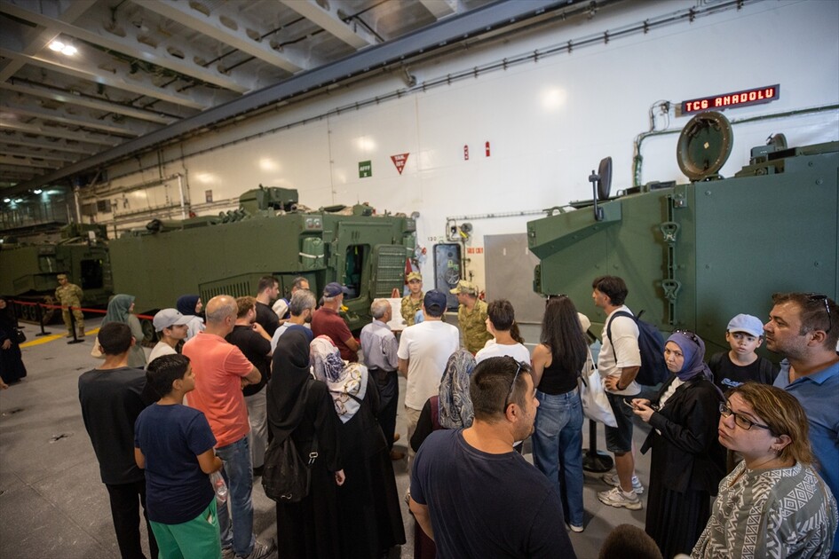 Флагман ВМС Турции TCG Anadolu вызвал большой интерес у посетителей фестиваля TEKNOFEST Mavi Vatan