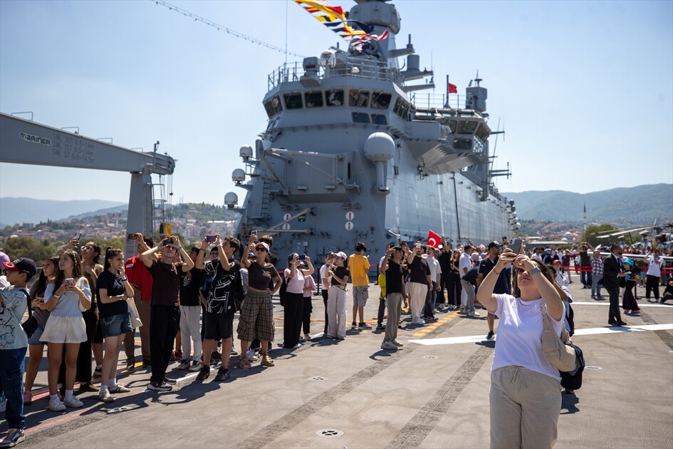Флагман ВМС Турции TCG Anadolu вызвал большой интерес у посетителей фестиваля TEKNOFEST Mavi Vatan