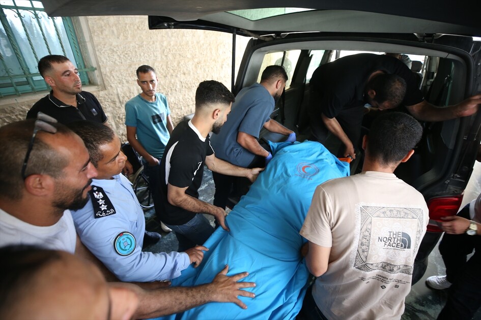 الضفة.. مستوطنون يقتلون فتى فلسطينيا أمام منزله في الخليل