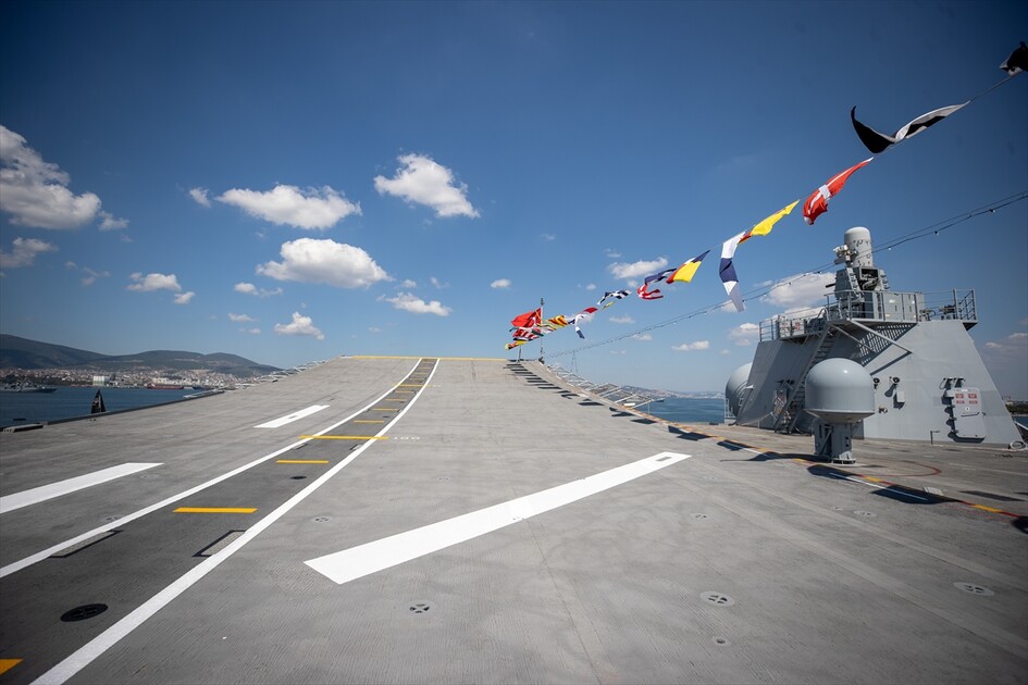 Флагман ВМС Турции TCG Anadolu вызвал большой интерес у посетителей фестиваля TEKNOFEST Mavi Vatan