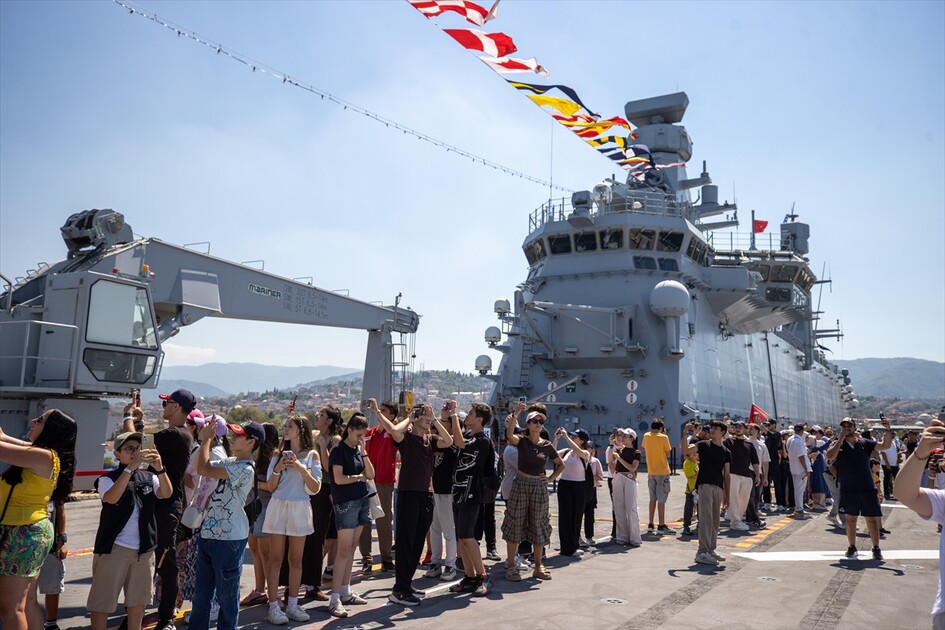 Флагман ВМС Турции TCG Anadolu вызвал большой интерес у посетителей фестиваля TEKNOFEST Mavi Vatan