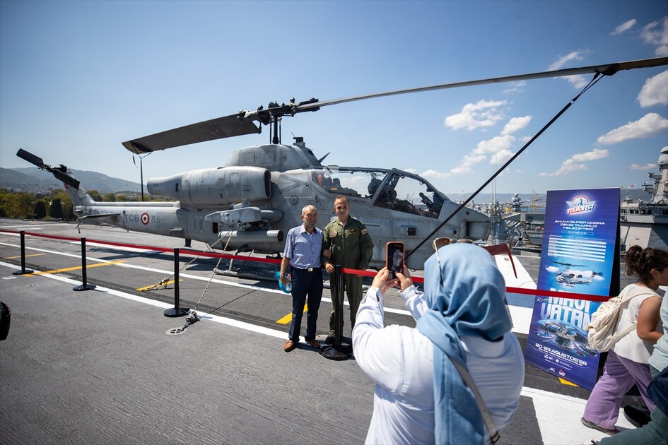 Флагман ВМС Турции TCG Anadolu вызвал большой интерес у посетителей фестиваля TEKNOFEST Mavi Vatan