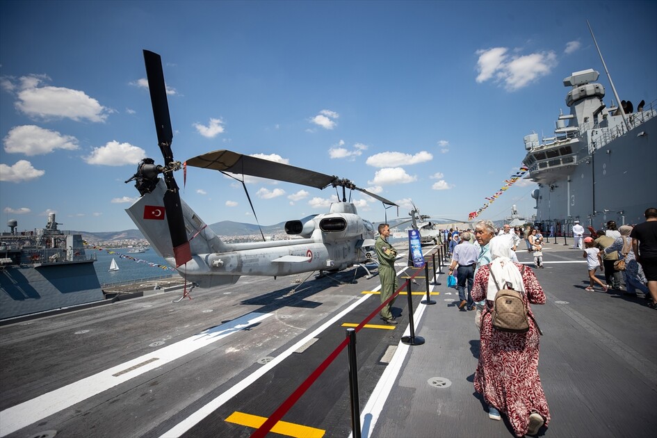 Флагман ВМС Турции TCG Anadolu вызвал большой интерес у посетителей фестиваля TEKNOFEST Mavi Vatan