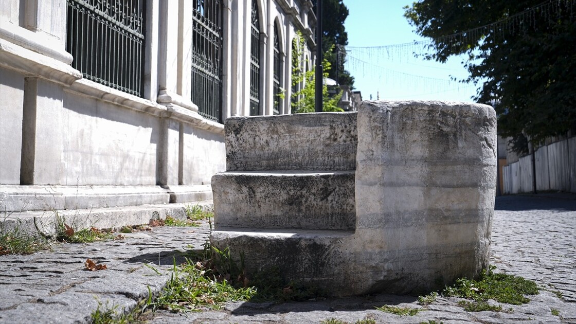 İstanbul'un tarihi yapıları arasında saklı kalan binek taşları