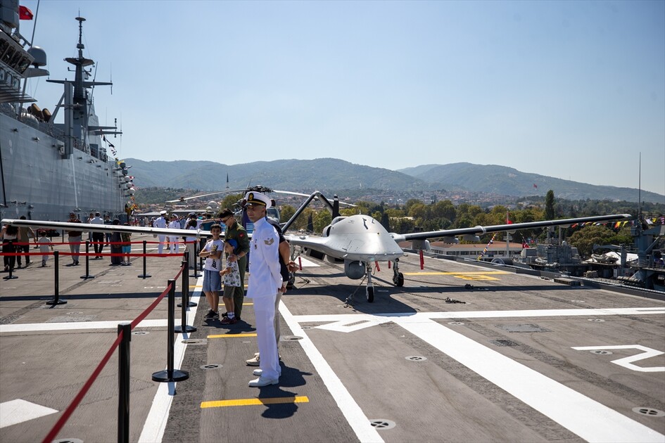 Флагман ВМС Турции TCG Anadolu вызвал большой интерес у посетителей фестиваля TEKNOFEST Mavi Vatan