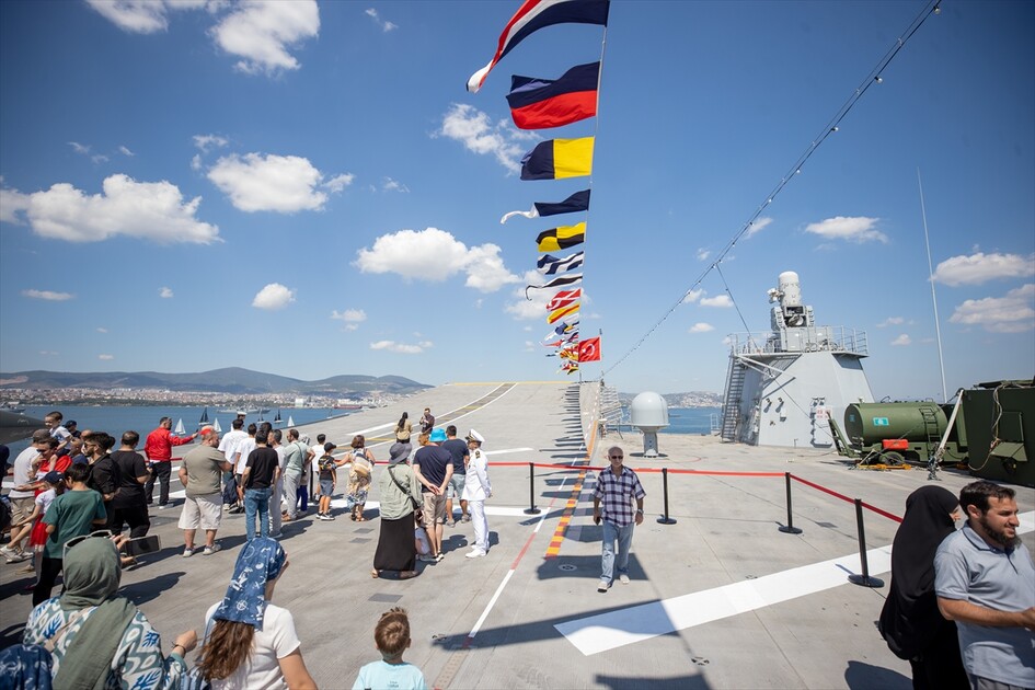 Флагман ВМС Турции TCG Anadolu вызвал большой интерес у посетителей фестиваля TEKNOFEST Mavi Vatan