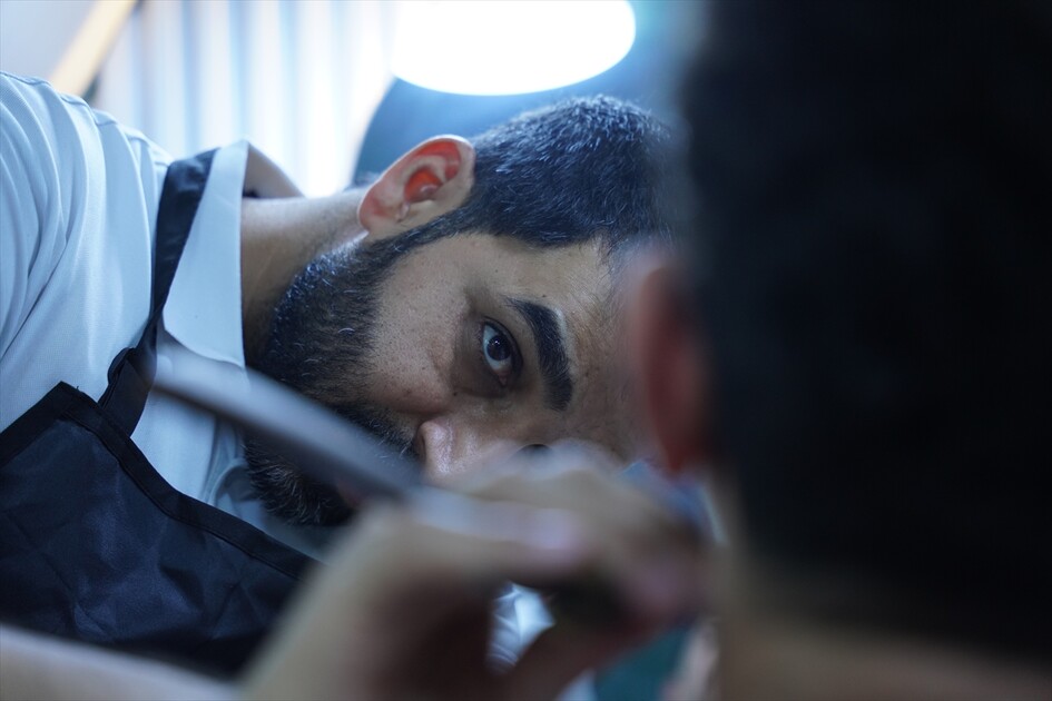 سه‌رتاشێك پاسێکی کردووەتە سەرتاشخانەی گەرۆک