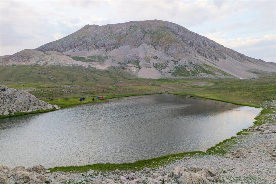 Tunceli'nin 3 bin metre rakımlı dağları kampçıları cezbediyor