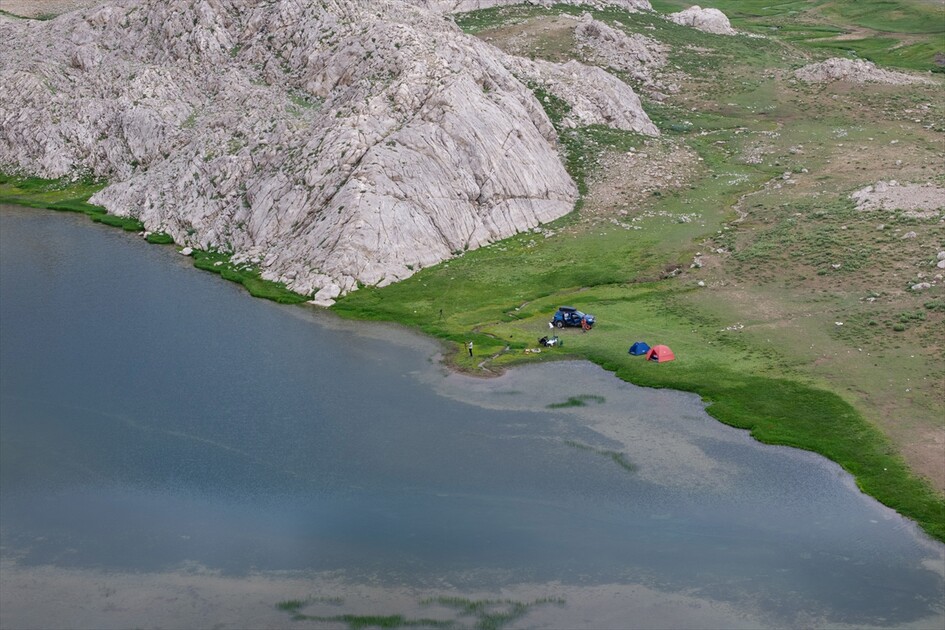 Tunceli'nin 3 bin metre rakımlı dağları kampçıları cezbediyor