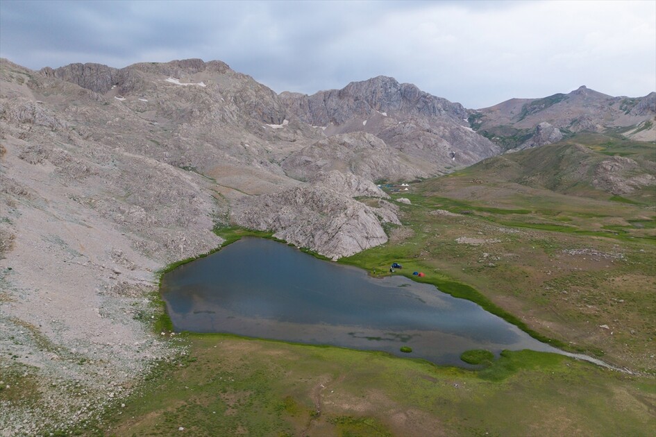 Tunceli'nin 3 bin metre rakımlı dağları kampçıları cezbediyor