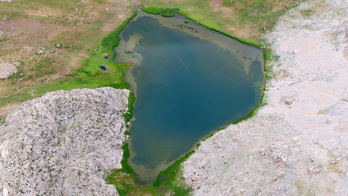 Tunceli'nin 3 bin metre rakımlı dağları kampçıları cezbediyor