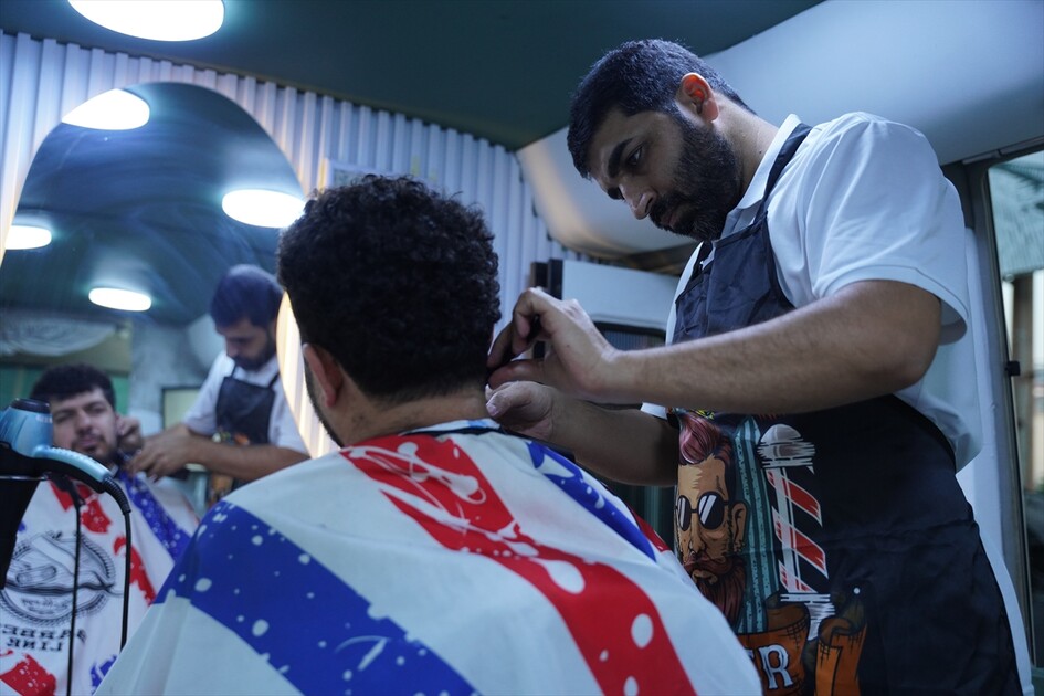 سه‌رتاشێك پاسێکی کردووەتە سەرتاشخانەی گەرۆک
