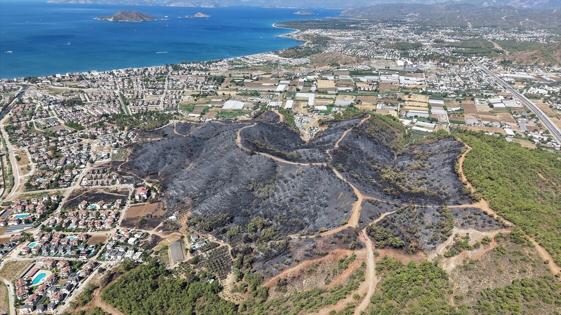 Fethiye’de yanan ormanlık alan havadan görüntülendi