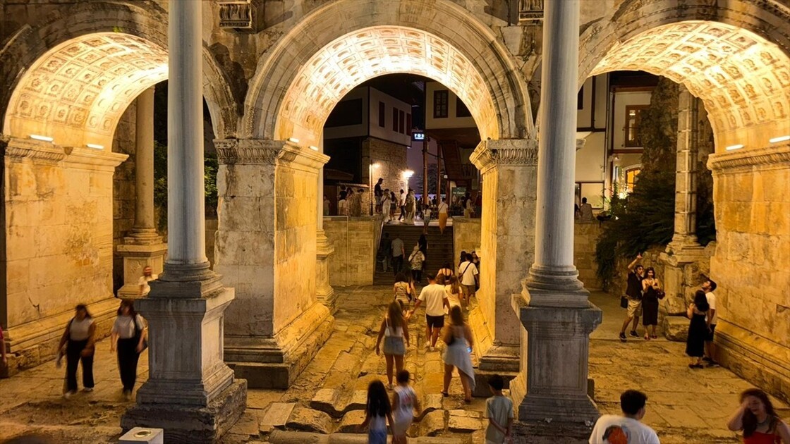 Antalya'daki 1900 yıllık Hadrian Kapısı kentin tarihine ışık tutuyor