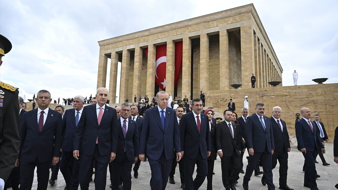 Cumhurbaşkanı Erdoğan başkanlığındaki devlet erkanı Anıtkabir'i ziyaret etti