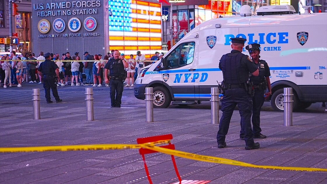 ABD'de Times Meydanı'nda 2 kişiyi bıçaklayan saldırgan polis tarafından öldürüldü