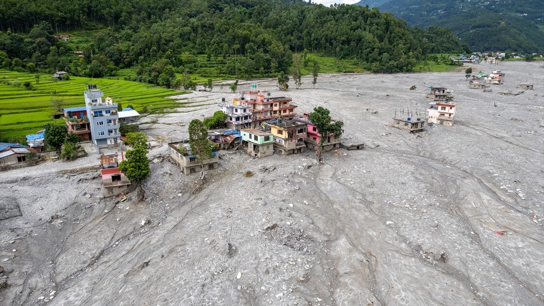 Nepal'deki sel felaketinin ardından arama ve enkaz kaldırma çalışmaları sürüyor