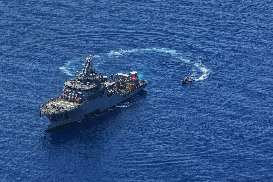 AA, Girne açıklarında batan gemiye ilişkin arama kurtarma çalışmalarını TCG Alemdar'da görüntüledi