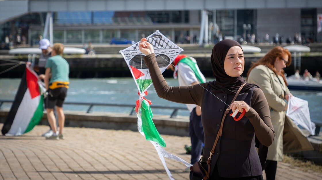 Hollanda'nın 11 kentinde Gazze'deki çocuklarla dayanışma için uçurtmalar uçuruldu
