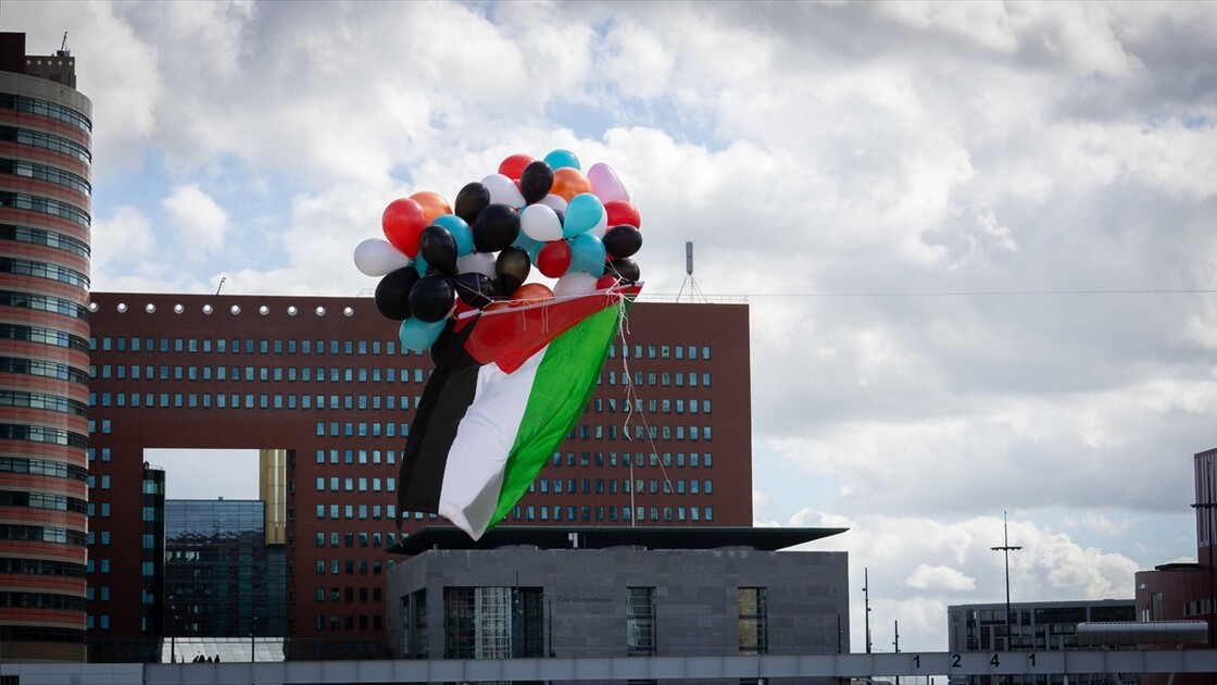 Hollanda'nın 11 kentinde Gazze'deki çocuklarla dayanışma için uçurtmalar uçuruldu