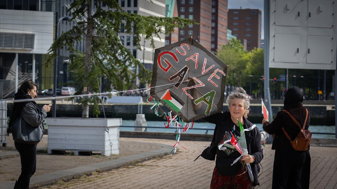 Hollanda'nın 11 kentinde Gazze'deki çocuklarla dayanışma için uçurtmalar uçuruldu