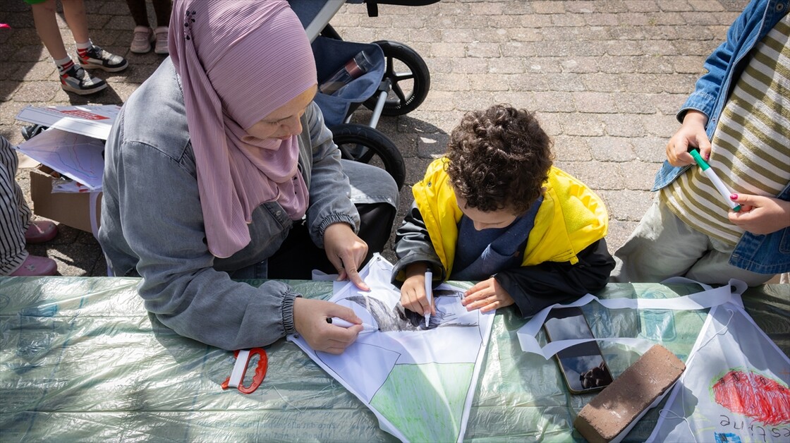 Hollanda'nın 11 kentinde Gazze'deki çocuklarla dayanışma için uçurtmalar uçuruldu
