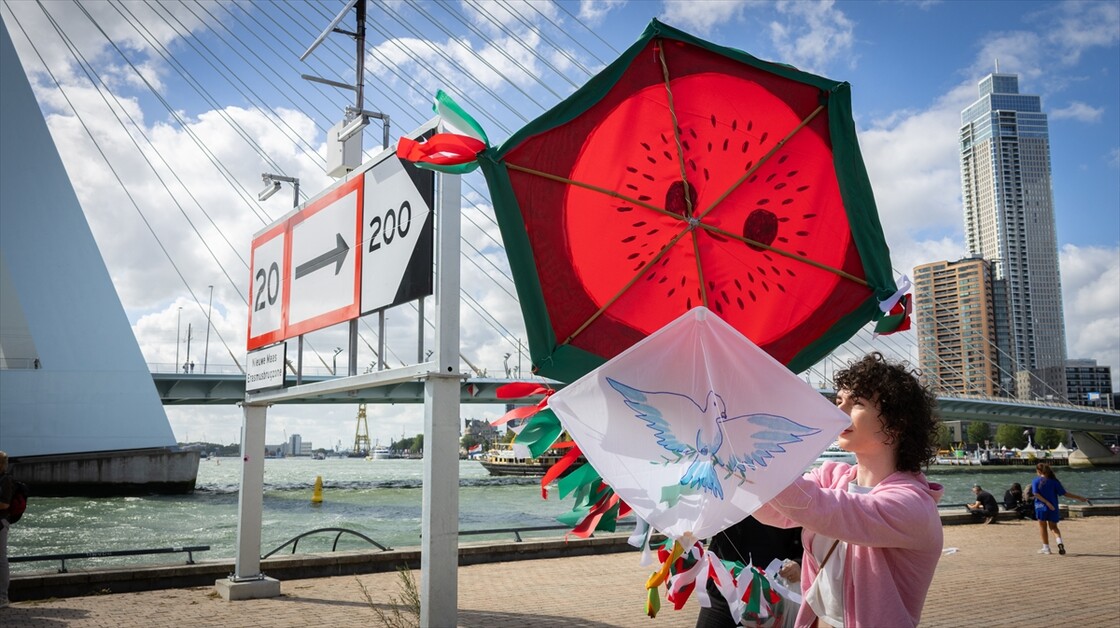 Hollanda'nın 11 kentinde Gazze'deki çocuklarla dayanışma için uçurtmalar uçuruldu