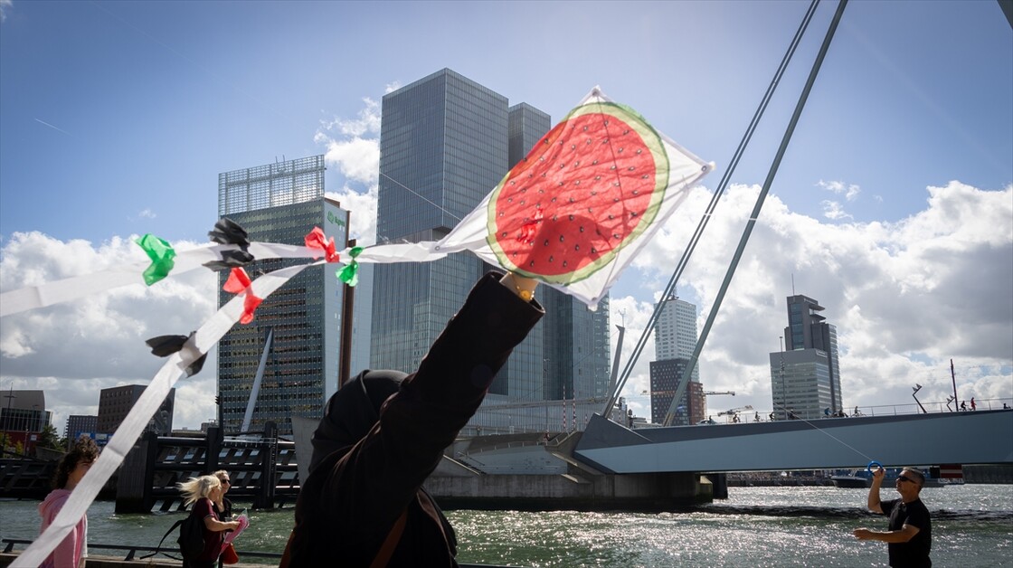 Hollanda'nın 11 kentinde Gazze'deki çocuklarla dayanışma için uçurtmalar uçuruldu