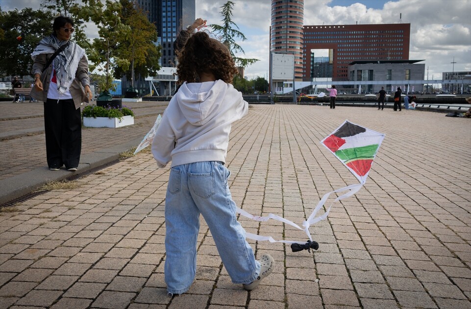 Hollanda'nın 11 kentinde Gazze'deki çocuklarla dayanışma için uçurtmalar uçuruldu