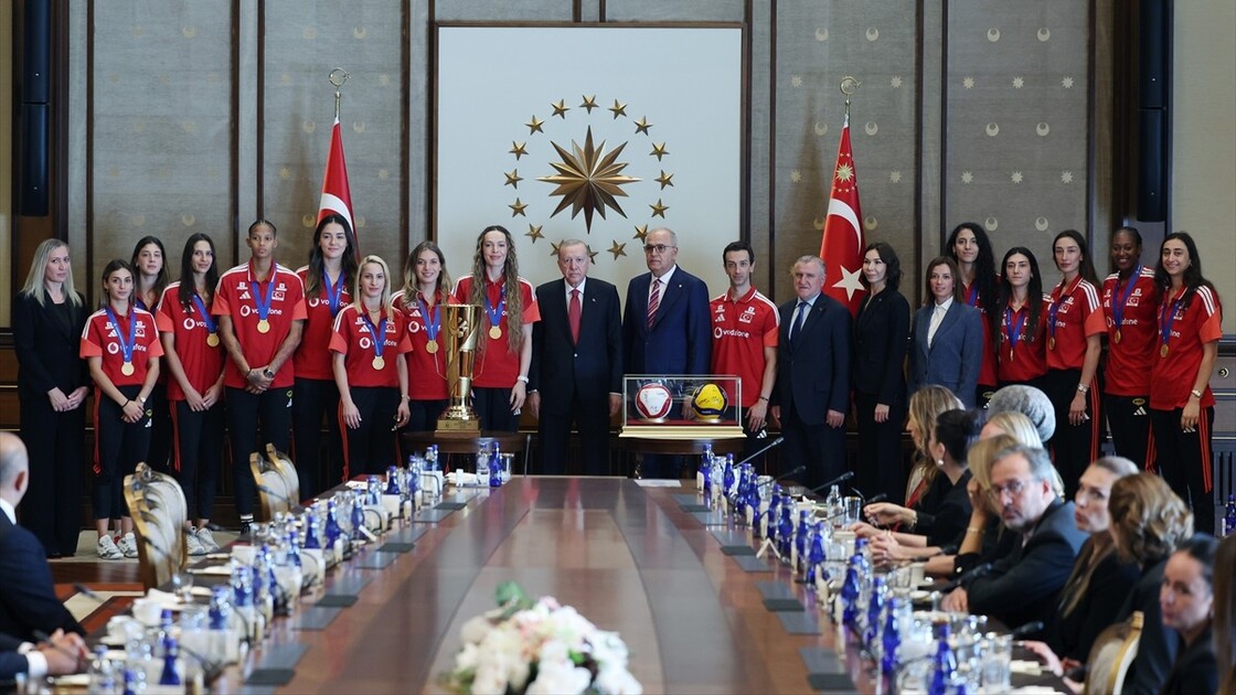 Cumhurbaşkanı Erdoğan, A Milli Kadın Voleybol Takımı'nı kabul etti