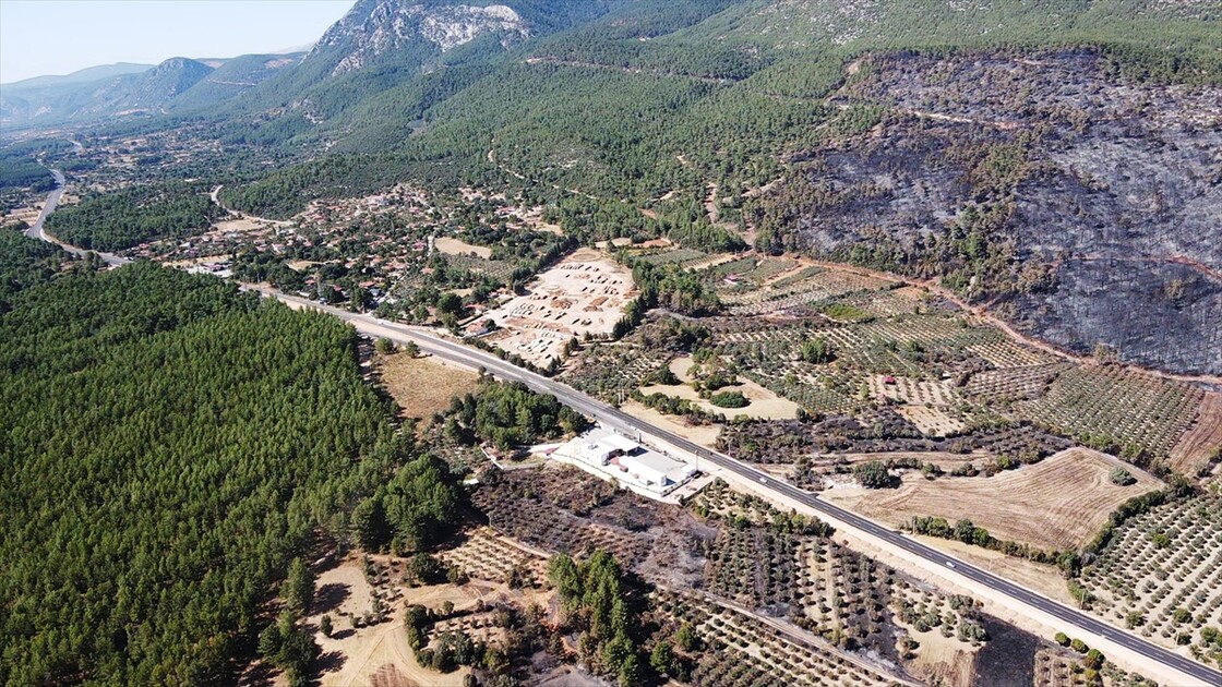 Muğla'da yanan ormanlık alan havadan görüntülendi