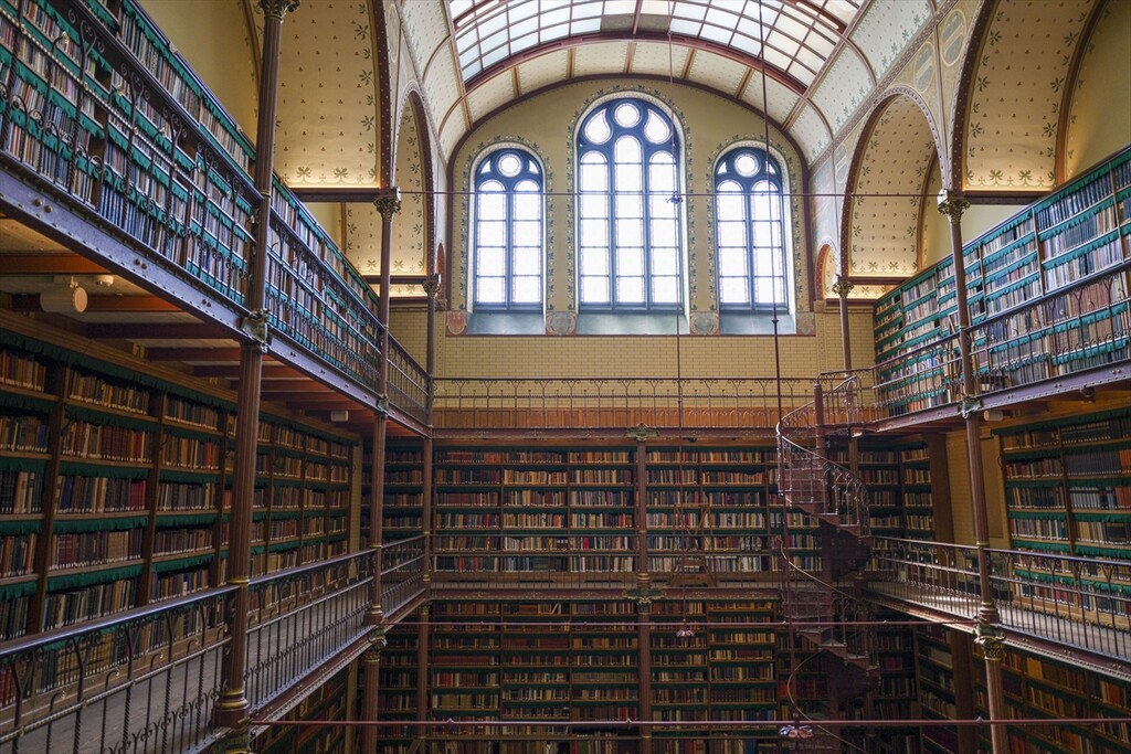 Amsterdam'ın simge yapılarından Rijksmuseum ve tarihi Cuypers Kütüphanesi
