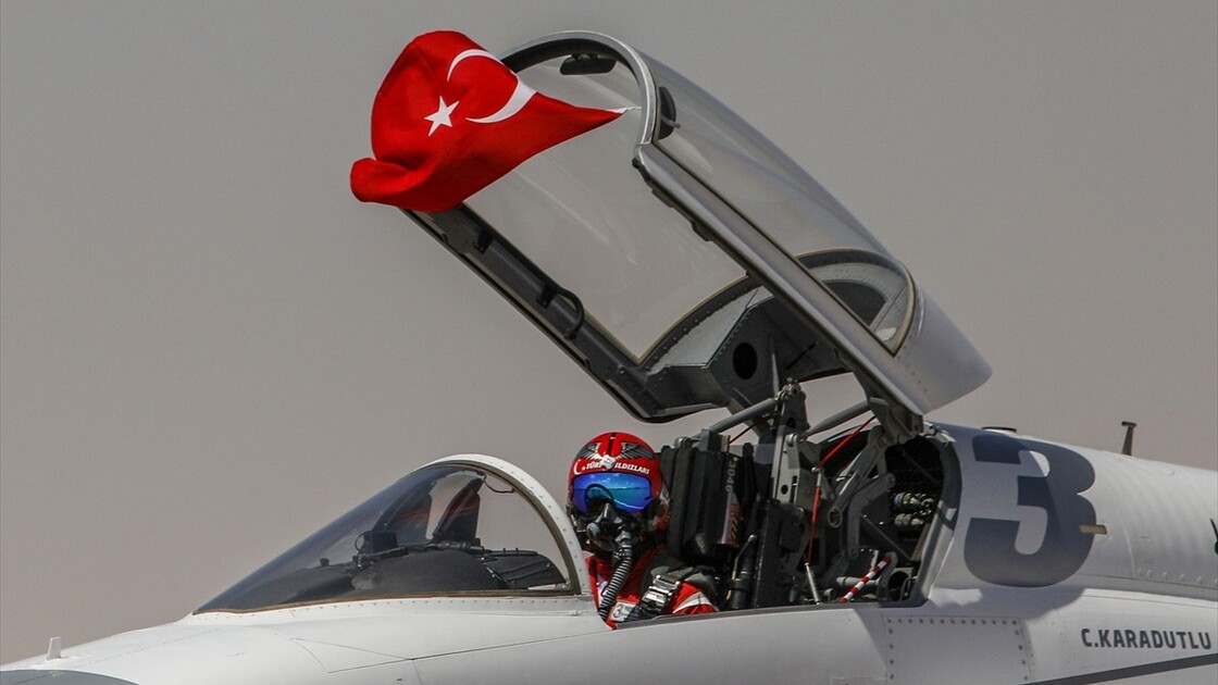 Türk Yıldızları Mısır semalarında gösteri uçuşu gerçekleştirdi