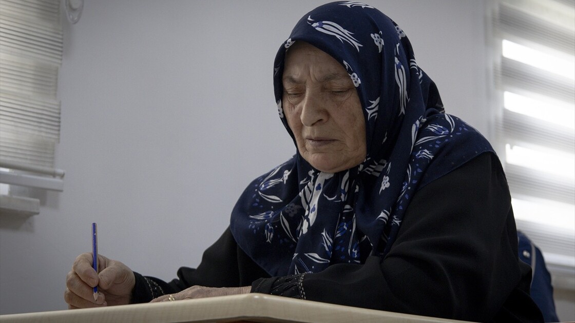 لە دوو مانگدا ئافرەتێکی تورک لە تەمەنی ھەشتا ساڵیدا دەبێتە خوێندەوار