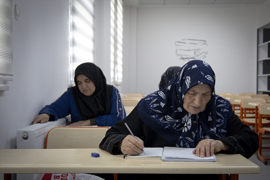 لە دوو مانگدا ئافرەتێکی تورک لە تەمەنی ھەشتا ساڵیدا دەبێتە خوێندەوار