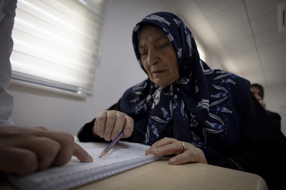 لە دوو مانگدا ئافرەتێکی تورک لە تەمەنی ھەشتا ساڵیدا دەبێتە خوێندەوار