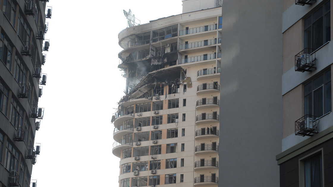 Rusya'nın Odessa'ya düzenlediği saldırıda 25 katlı binada yangın çıktı: 17 yaralı
