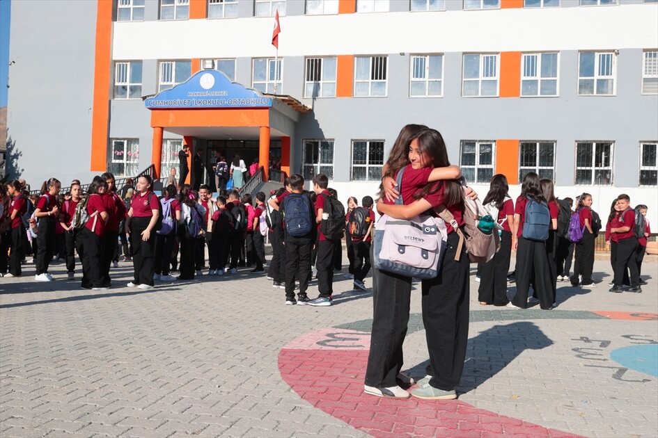 Hakkari'de yeni eğitim öğretim yılı başladı