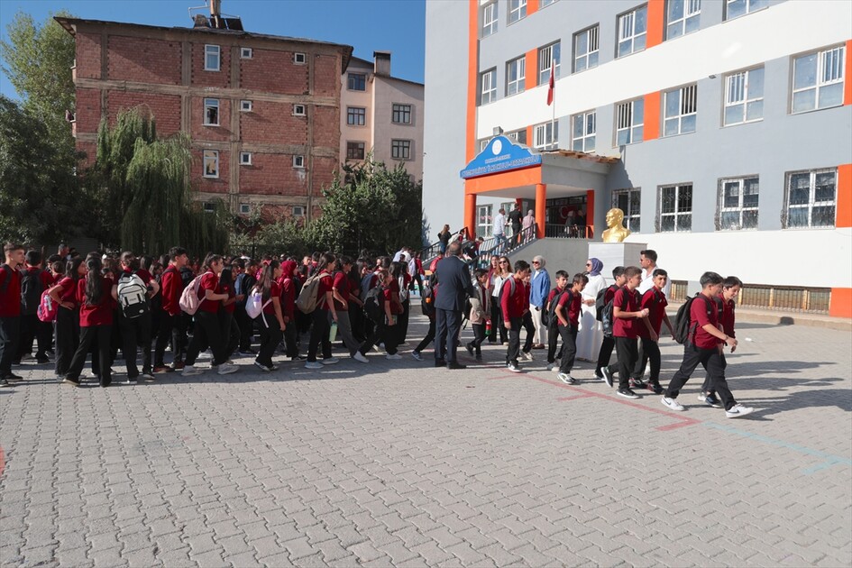 Hakkari'de yeni eğitim öğretim yılı başladı