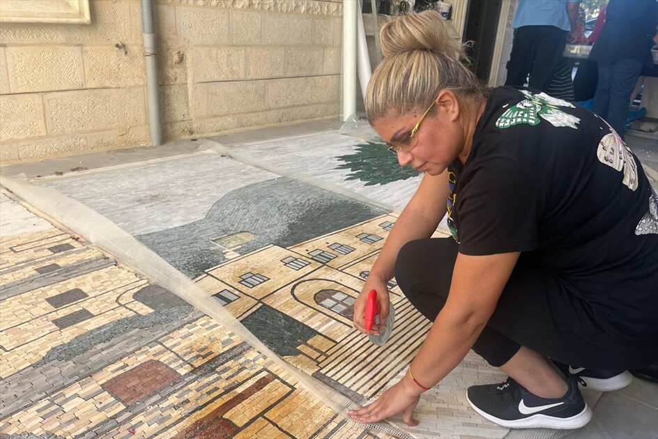 الأردنية رائدة العواملة.. من جوائز عالمية إلى جداريات فسيفسائية عملاقة