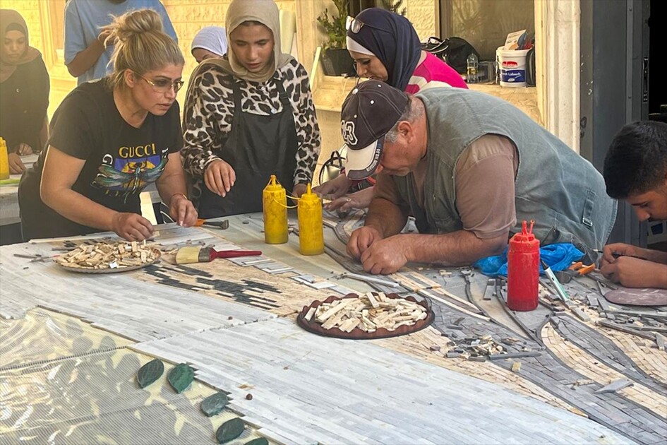 الأردنية رائدة العواملة.. من جوائز عالمية إلى جداريات فسيفسائية عملاقة
