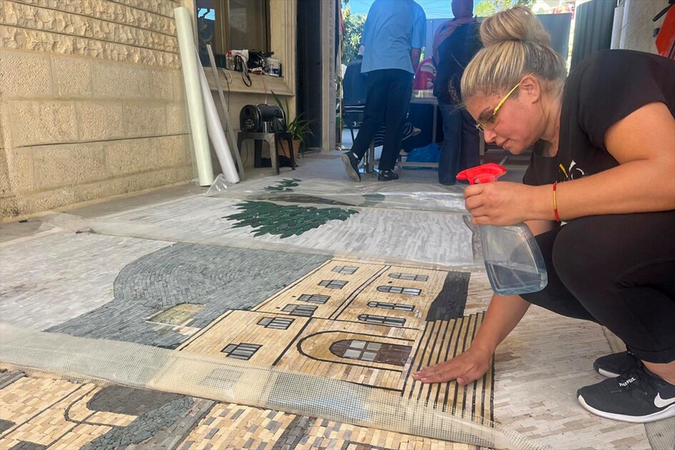 الأردنية رائدة العواملة.. من جوائز عالمية إلى جداريات فسيفسائية عملاقة