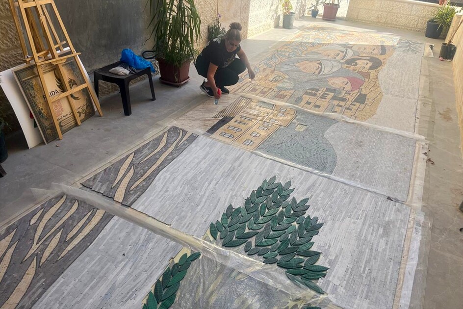 الأردنية رائدة العواملة.. من جوائز عالمية إلى جداريات فسيفسائية عملاقة