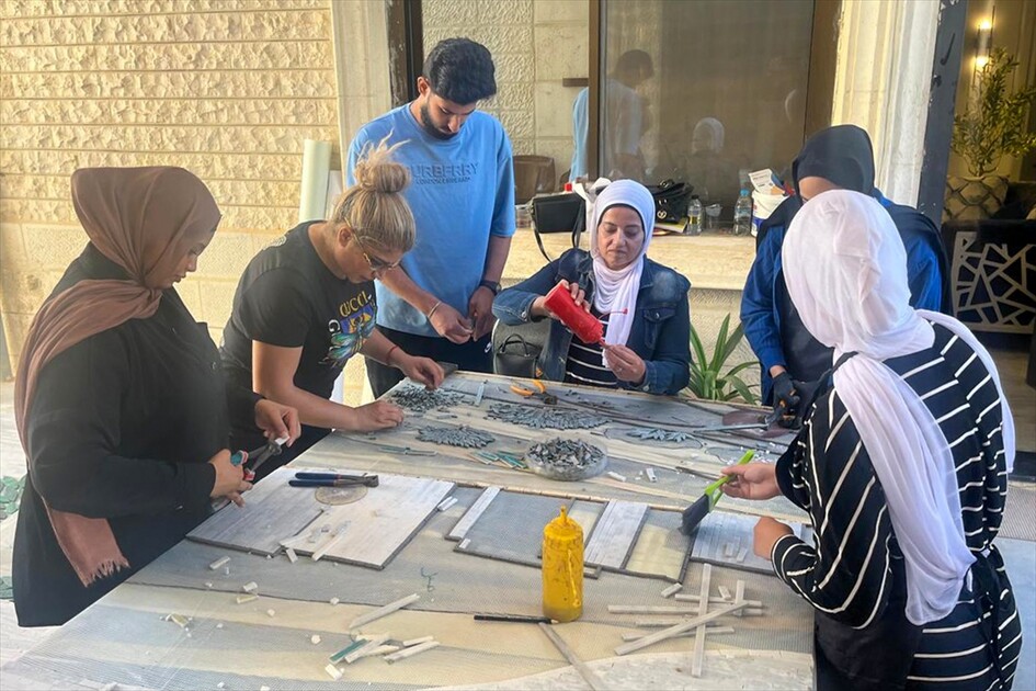 الأردنية رائدة العواملة.. من جوائز عالمية إلى جداريات فسيفسائية عملاقة