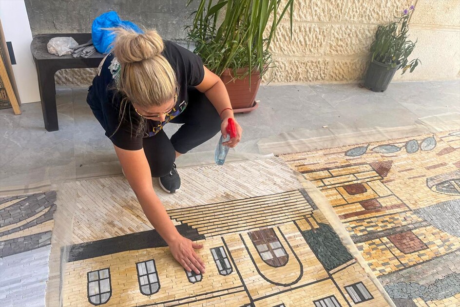 الأردنية رائدة العواملة.. من جوائز عالمية إلى جداريات فسيفسائية عملاقة